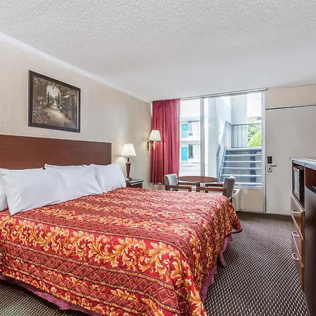 Ramada Hotel Greenwich Exterior photo