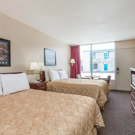 Ramada Hotel Greenwich Exterior photo